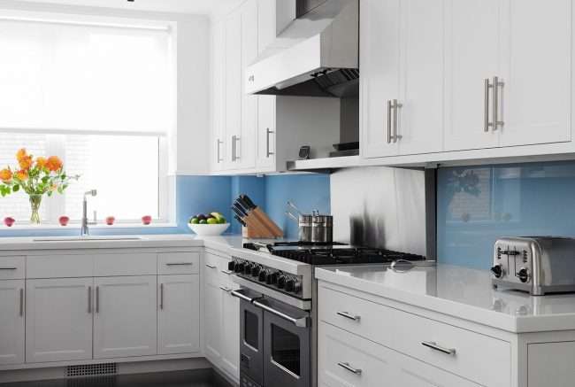 Біло-блакитна кухня: як гармонізувати інтерєр і 85 безпрограшних варіантів оформлення