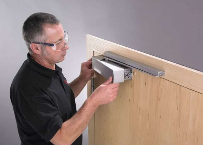 Доводчики для вхідних дверей: як визначитися з вибором і всі тонкощі установки своїми руками
