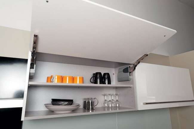 Доводчики для кухонних шаф: переваги, регулювання і установка своїми руками
