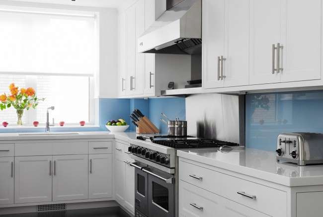 45 Ідей фартуха для кухні зі скла: нове слово в обробці кухонних поверхонь (фото)