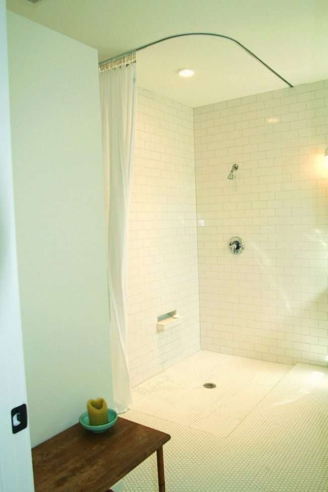 Кутовий карниз для ванни: особливості вибору та 75+ функціональних і стильних втілень