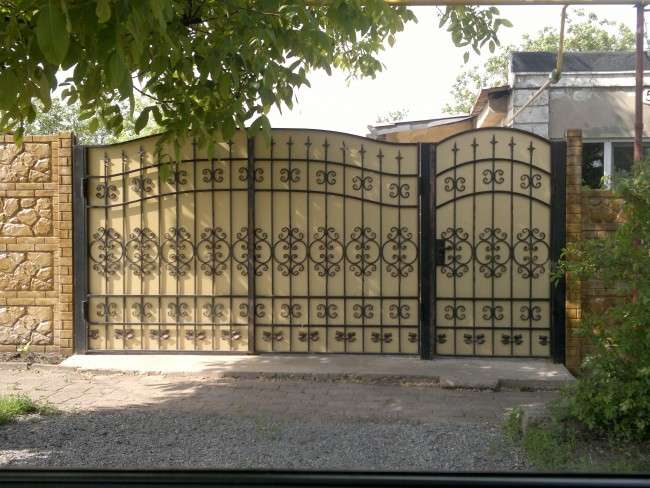 Металеві розпашні ворота з хвірткою (44 фото): особливості вибору та встановлення