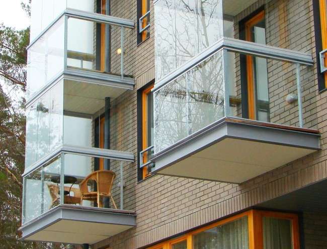 Скління балконів і лоджій: види, технології, ціни (120+ фото)