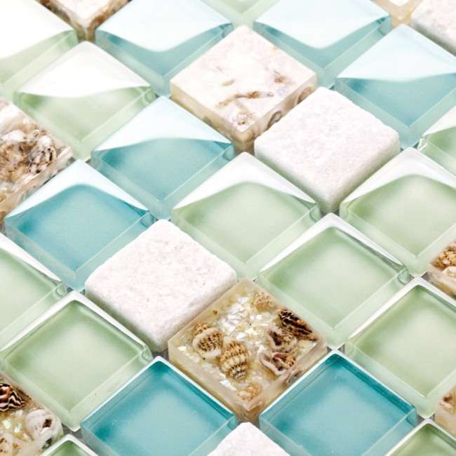 Скляна плитка для кухні та ванної: як додати інтерєру легкості і невагомості