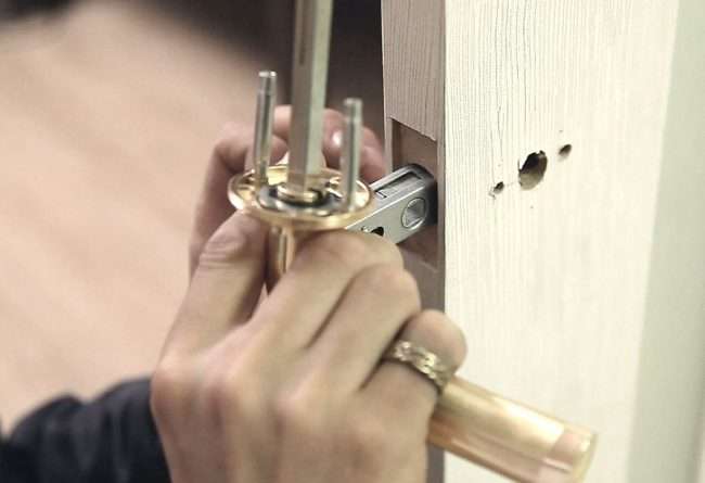 Ручка із замком для міжкімнатних дверей: особливості конструкцій і установка своїми руками