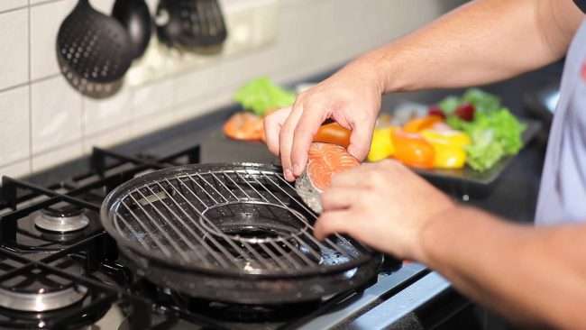 Сковорода з мармуровим покриттям: огляд переваг та корисні поради по експлуатації