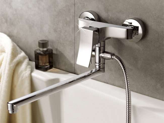 Змішувач з душем для ванної з довгим виливом: як встановити і огляд найбільш практичних варіантів