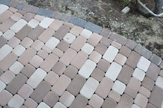 Тротуарна плитка для доріжок на дачі: укладання своїми руками і 80+ довговічних і оригінальних прикладів оформлення