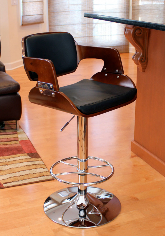 Барний стілець з регульованою висотою: індивідуальний комфорт для кожного будинку