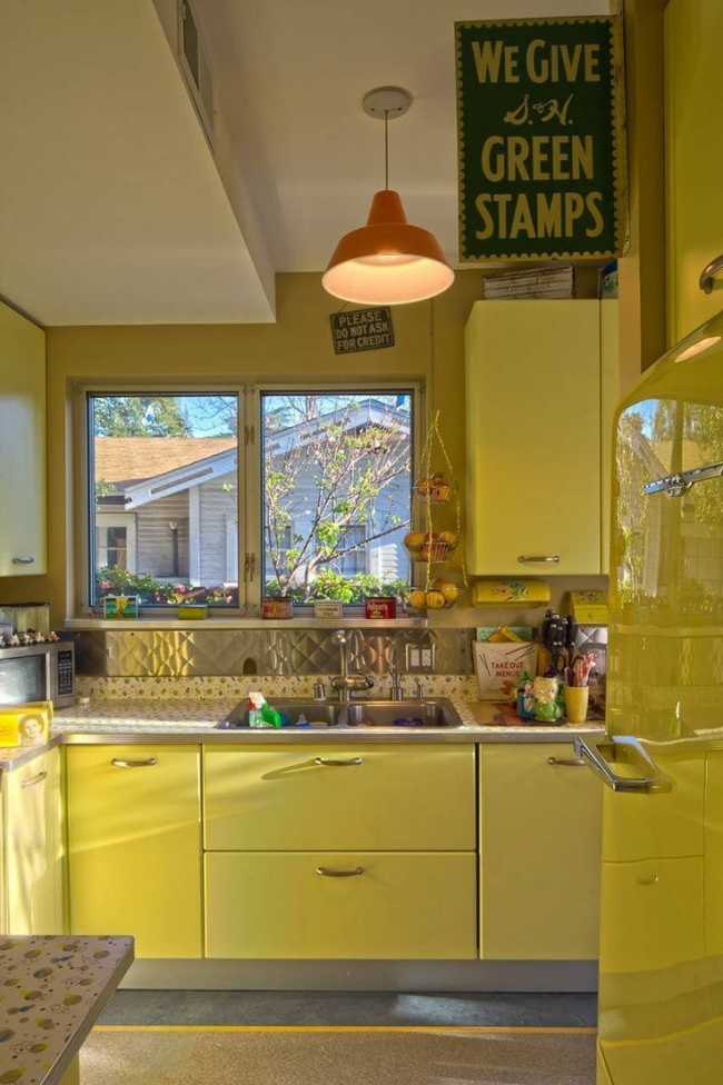 Кольорові холодильники: яскраві акценти проти сірої буденності на кухні
