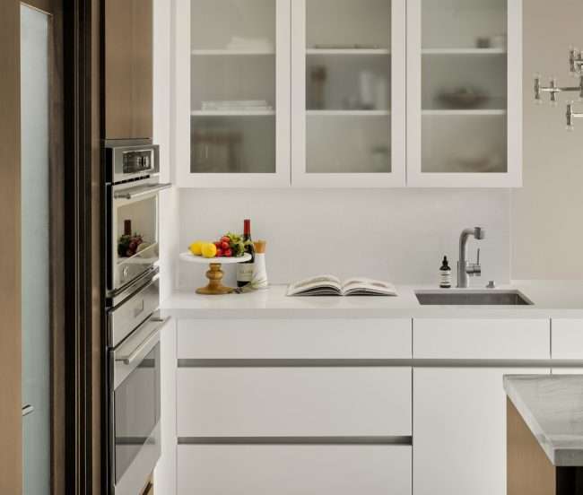 Дизайн кухні площею 6 кв. м з холодильником: як оптимізувати простір і 70 функціональних ідей