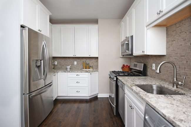 Дизайн кухні площею 6 кв. м з холодильником: як оптимізувати простір і 70 функціональних ідей