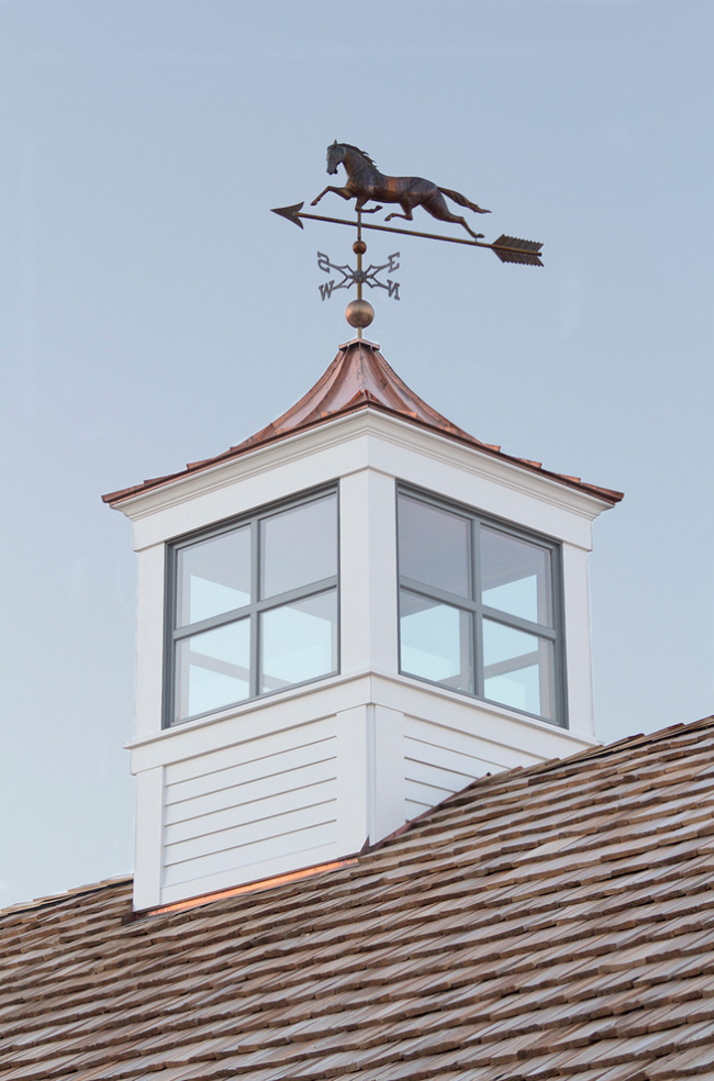 Флюгер на дах: фінальний штрих для стильного екстерєру вашого будинку