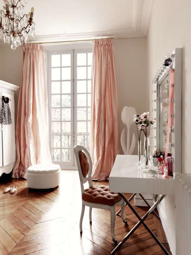 Гримерное дзеркало з лампочками: 75 елегантних ідей для гардеробної, спальні та ванної
