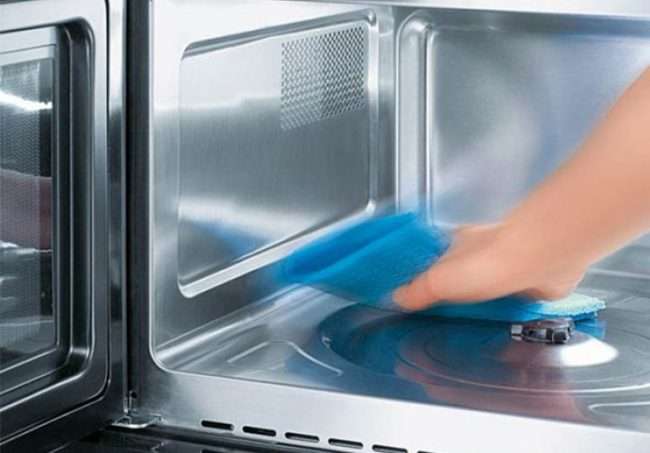 Як швидко помити мікрохвильовку всередині: корисні лайфхаки для безкомпромісної чистоти