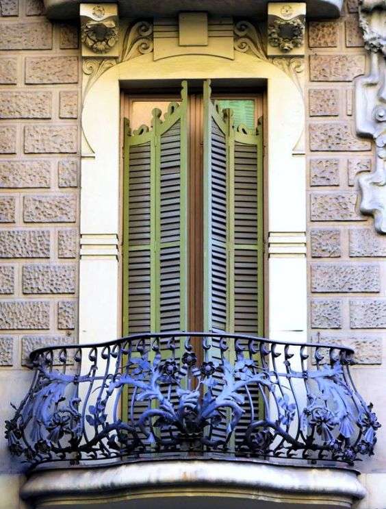 Ковані балкони: французький колоніальний шик і 75 його елегантних втілень