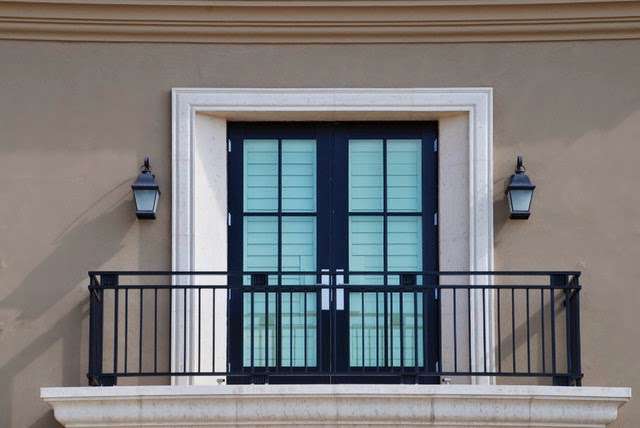 Ковані балкони: французький колоніальний шик і 75 його елегантних втілень