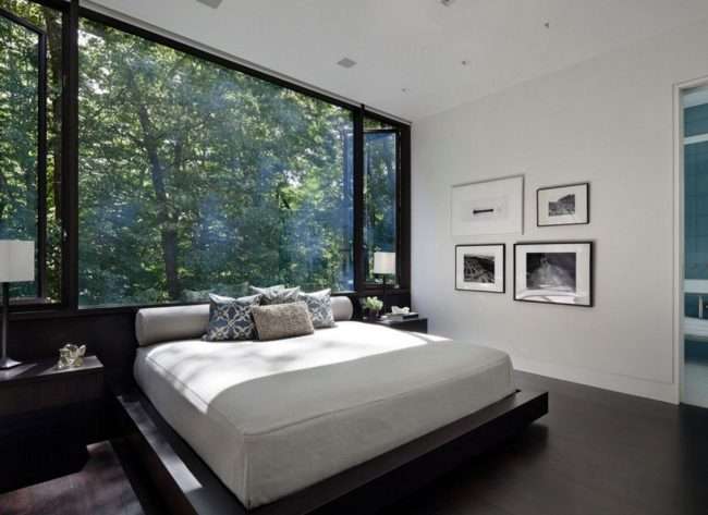 Чи варто ставити ліжко узголівям до вікна? Плюси, мінуси і 80 комфортних реалізацій