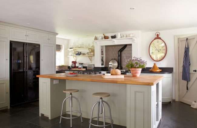Біла кухня з деревяною стільницею: 70 кращих реалізацій в стилі контемпорарі, кантрі і мінімалізм