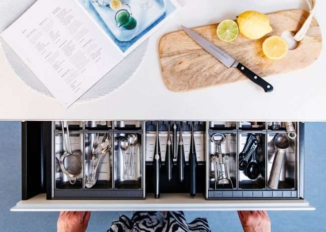 Лоток для столових приладів в ящик: вибираємо ідеальний органайзер на кухню