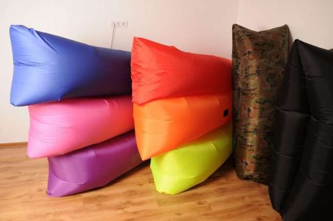 Надувний диван Lamzac: переваги, приклади використання і тонкощі догляду