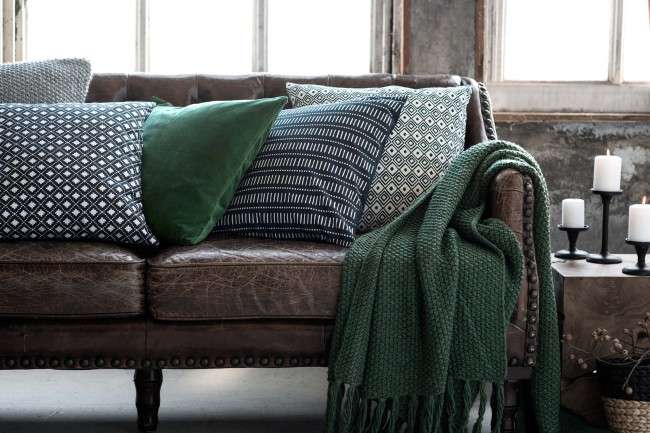 30+ затишних ідей накидки на диван для прикраси і захисту меблів (фото)