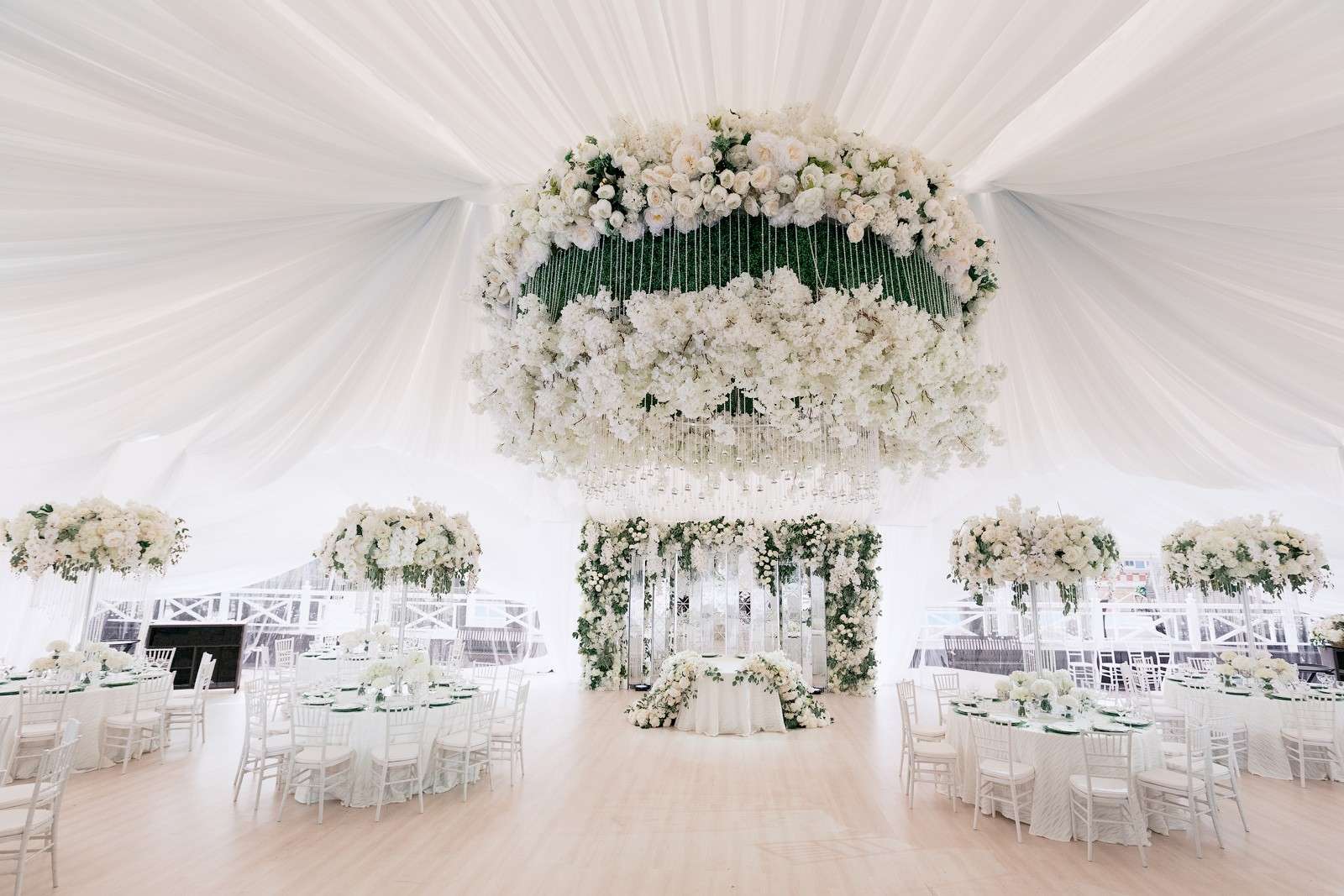 Оформлення залу на весілля: тренди року та поради з вибору стилістики, колірної гами та декору