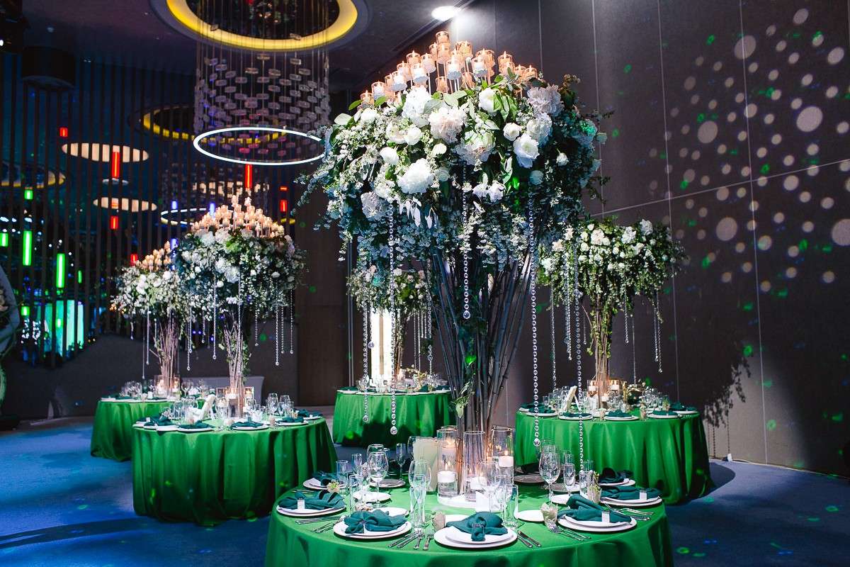 Оформлення залу на весілля: тренди року та поради з вибору стилістики, колірної гами та декору