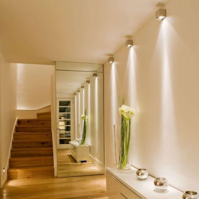 Як організувати правильне освітлення в коридорі квартири: поради та найкращі ідеї