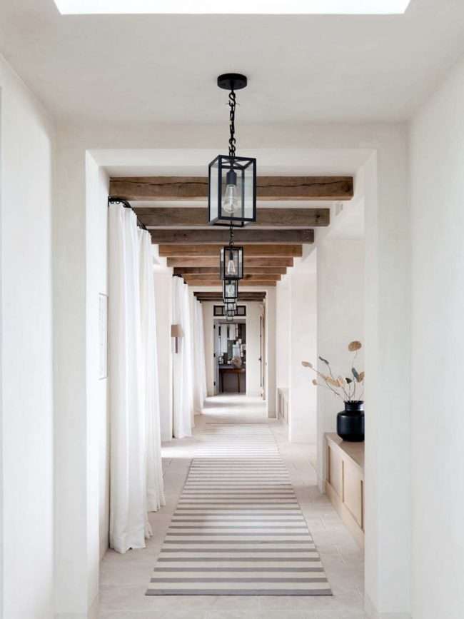 Як організувати правильне освітлення в коридорі квартири: поради та найкращі ідеї