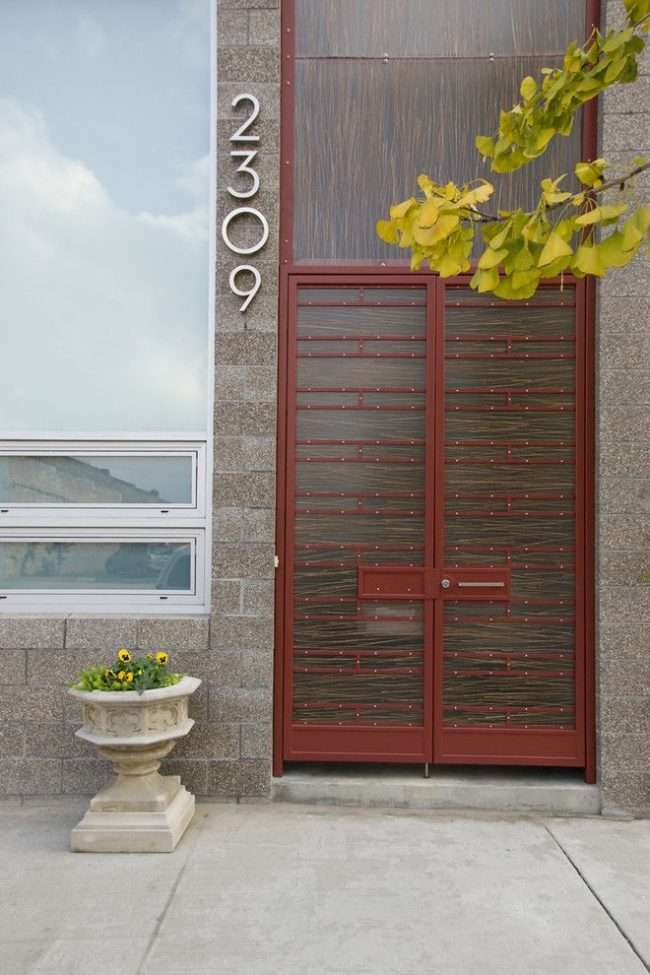Пластикові вхідні двері для приватного будинку: 70+ стильних і надійних реалізацій