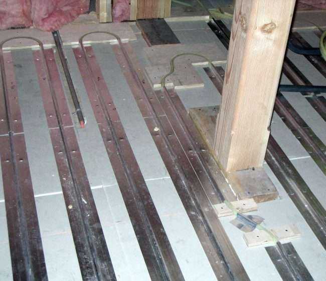 Позасезонний затишок для всієї родини: як зробити теплу підлогу в деревяному будинку