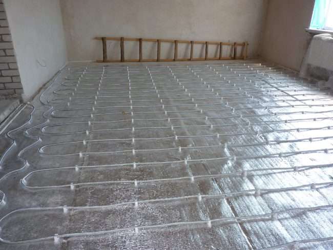 Позасезонний затишок для всієї родини: як зробити теплу підлогу в деревяному будинку