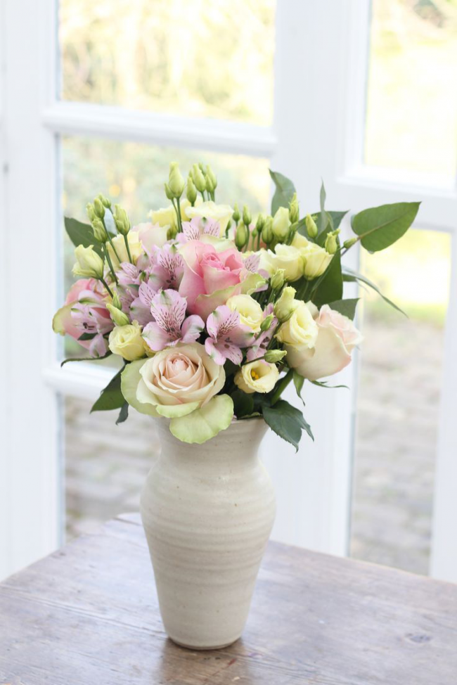 Ідеальна ваза для троянд: як вибрати потрібну і секрети продовження життя квітів