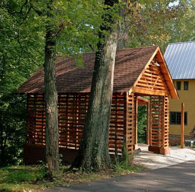 Дровянік своїми руками: 70+ зручних і простих у виконанні ідей для приватного будинку