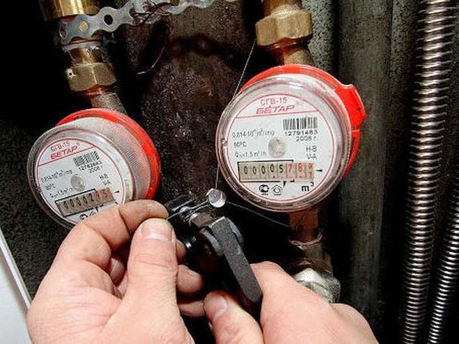 Кто имеет право опломбировать счетчики воды в квартире?