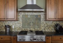 Backsplashes voor fotolijsten: waarom ontwerpers zeggen dat ze officieel verouderd zijn