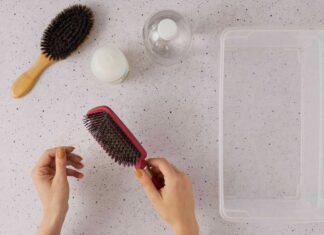 Překvapivě důležitý průvodce čištěním kartáče na vlasy