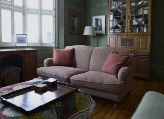 Évitez les regrets du canapé : les designers révèlent des couleurs qui ne durent pas