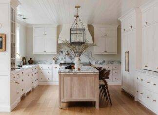 Gli interior designer dicono di smettere di inseguire le tendenze in cucina