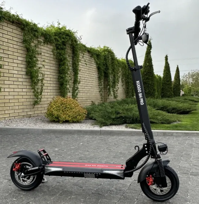 Kugoo M4 Pro на міській вулиці — щоденне використання як транспорт