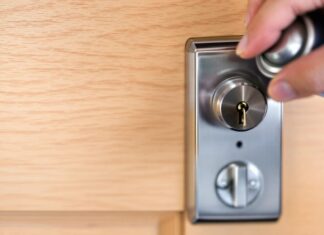 Como consertar uma fechadura de porta emperrada sem um profissional