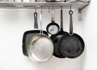 Como usar o buraco na alça de uma panela para melhor segurança alimentar