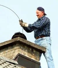 Как безопасно почистить дымоход и удалить опасные отложения креозота